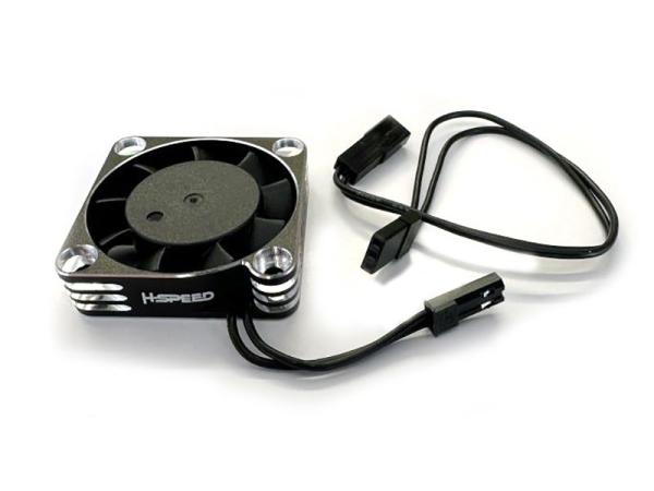 Ultimative Kühlleistung im Miniaturformat. Entwickelt für die optimale Kühlung von Motor und Fahrtenregler. Maximale Leistung, minimale Temperatur – halten Sie Ihr System auf Höchstleistung mit High-Speed Lüfter.  Technische Daten: Größe: 40mm Material: A